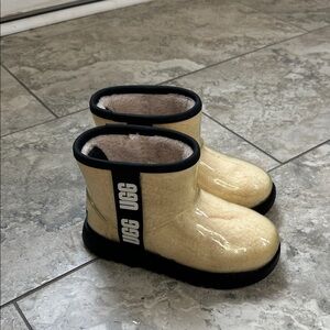 UGG Kids Boots in Cream and Black